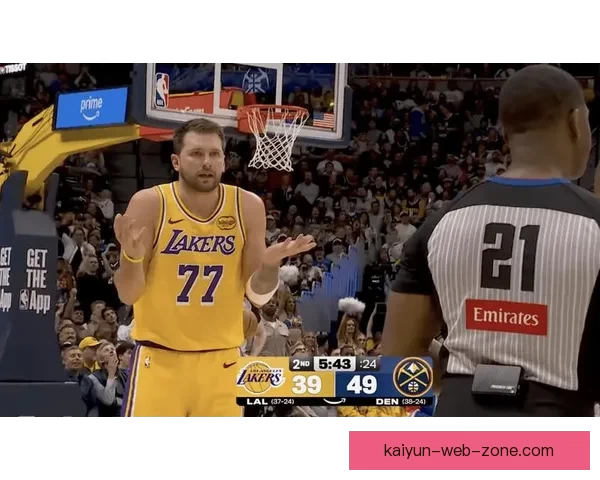 海斯谈防守责任与东契奇复出挑战 强调禁区防守与避免再次吃T